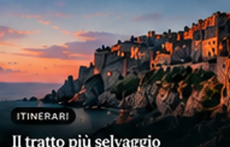 Borgo affacciato sul mare al tramonto